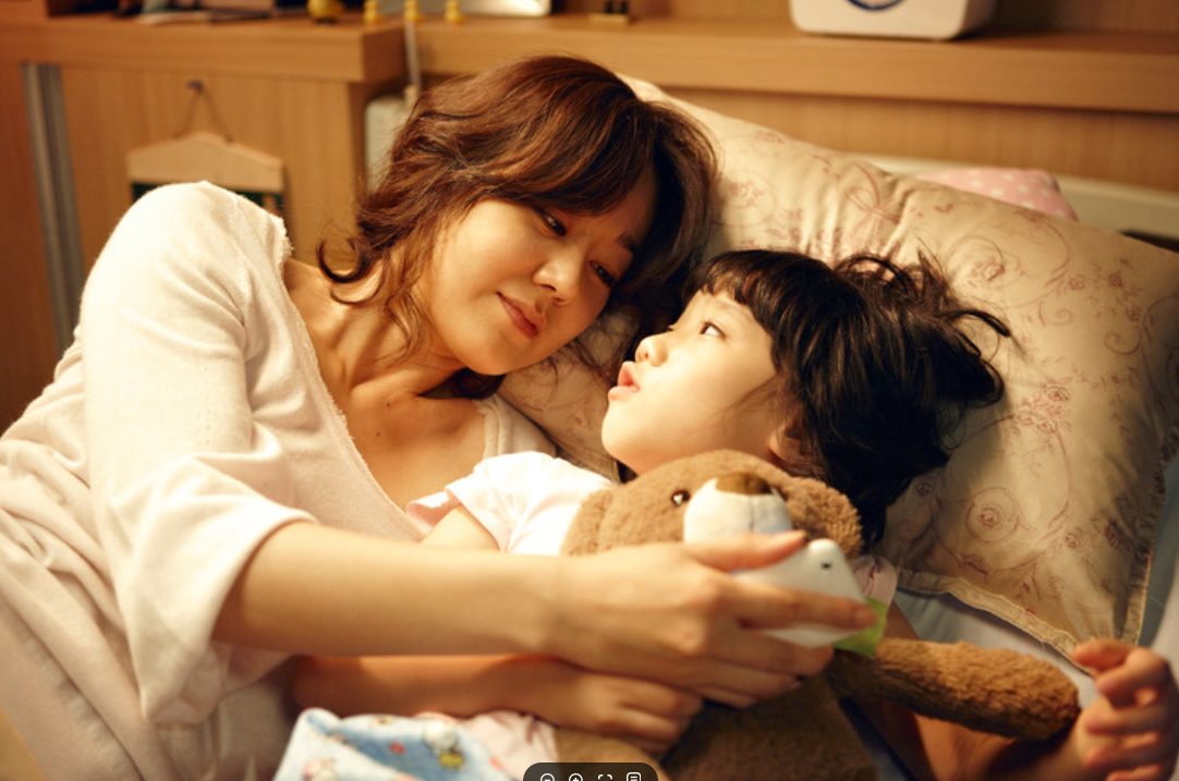 A mother with her ill daughter in the Korean film HEARTBEAT