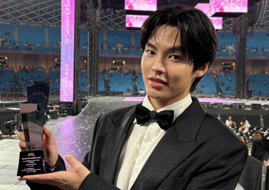 Park Yoonho with his Rookie of the Year trophy at the 2025 Asia Artist Awards